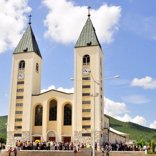 1200px-Saint_James_Church_(St._Jakov)_Medjugorje_-_Hotel_Pansion_Porta_-_Bosnia_Herzegovina_-_Creative_Commons_by_gnuckx_(4695237966)