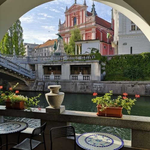 5885775a30880001076a25af46b3bdd1