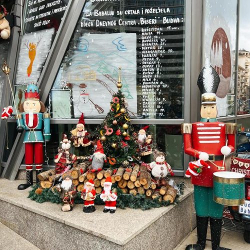 budva-montenegro-25-december-2022-new-year-installation-near-the-shop-window-free-photo