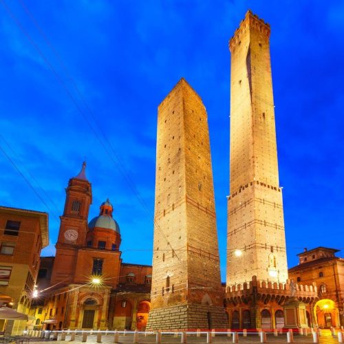 famous-two-towers-bologna-night-italy